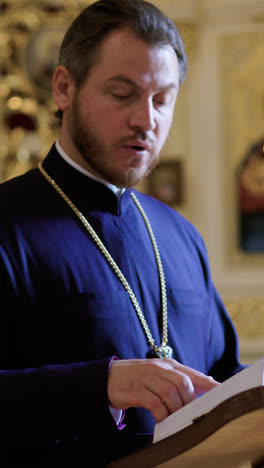 Priest-starting-the-mass