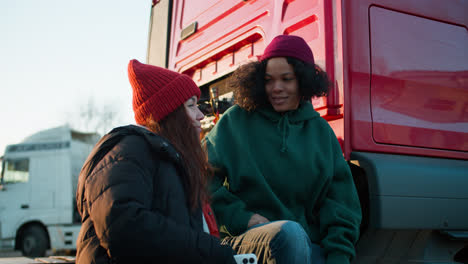 Zwei-Frauen-Die-Vor-Dem-Lkw-Reden