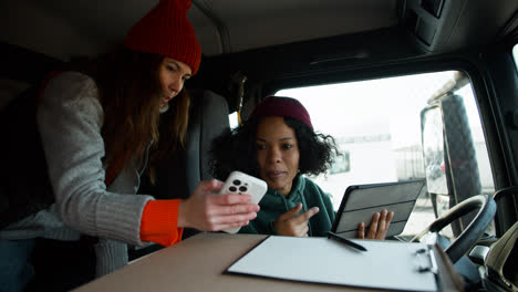 Two-women-talking-inside-the-truck