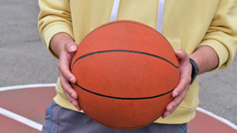 Hombre-Posando-Con-Baloncesto