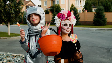 Kids-on-Halloween-at-the-street