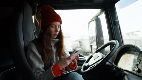 Truck-driver-chatting-on-a-break