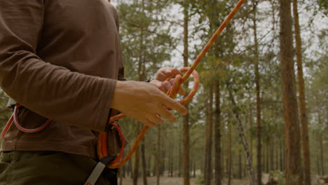 Climber-tying-rope-to-the-harness