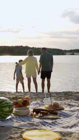 Familie-Umarmt-Sich-Beim-Picknick-Am-Strand