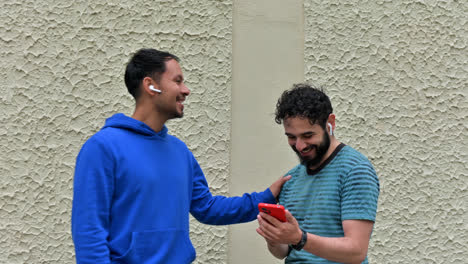 Hombres-Con-Auriculares-En-La-Calle