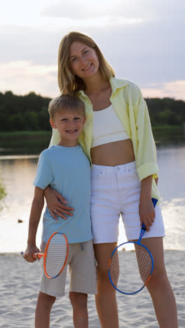 Junge-Und-Mutter-Spielen-Badminton-Am-Strand