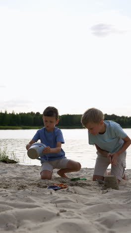 Jungs-Spielen-Am-Strand