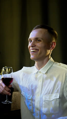 Man-talking-with-woman-in-the-pub