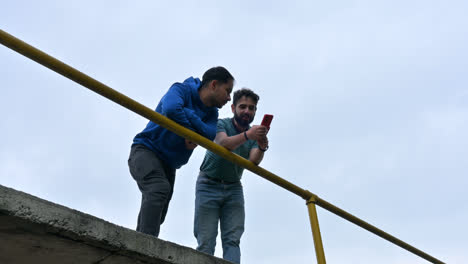 Hombres-Hablando-Al-Aire-Libre