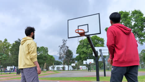 Hombres-Jugando-Baloncesto