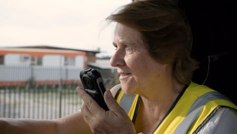 Mujer-Usando-Un-Walkie-talkie