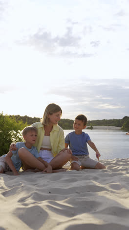 Madre-Con-Sus-Hijos-En-La-Playa