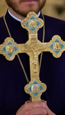 Priester-Hält-Heiliges-Kreuz