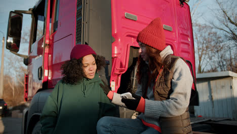 Zwei-Frauen-Die-Vor-Dem-Lkw-Reden