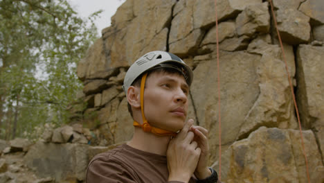 Closeup-of-male-climber-in-nature