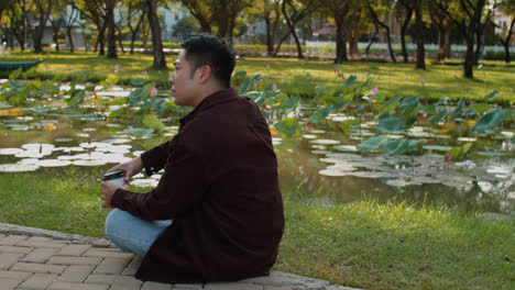 Hombre-Solitario-Sentado-En-El-Parque