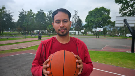 Latin-Guy-Posiert-Mit-Basketball-Im-Freien