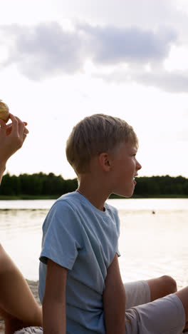 Familie-Isst-Am-Strand