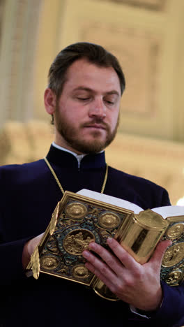 Priester-Hält-Heiliges-Buch