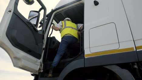 Driver-sitting-on-her-truck