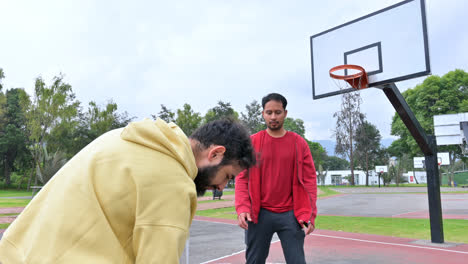 Hombres-Jugando-Baloncesto