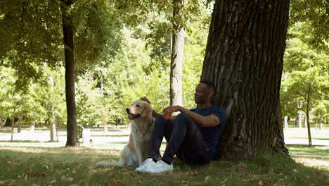 Hombre-Negro-Con-Perro-En-El-Parque