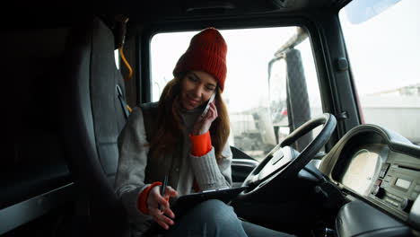 Mujer-Hablando-Por-Teléfono-Dentro-Del-Camión