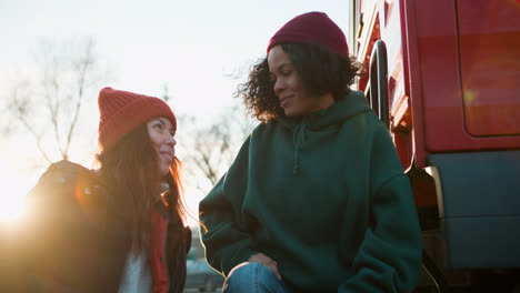 Dos-Mujeres-Hablando-Afuera-Del-Camión.