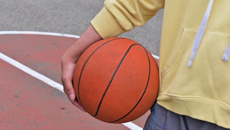 Mann-Posiert-Mit-Basketball