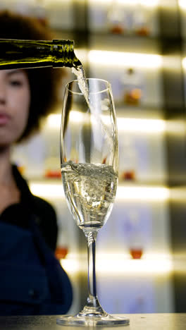 Barkeeper-Serviert-Champagner