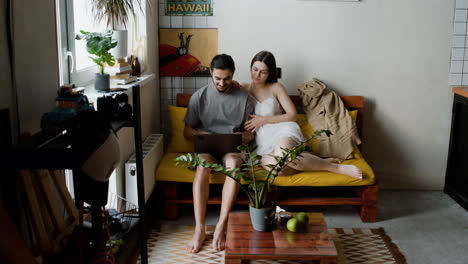 Couple-sitting-on-the-sofa-at-home