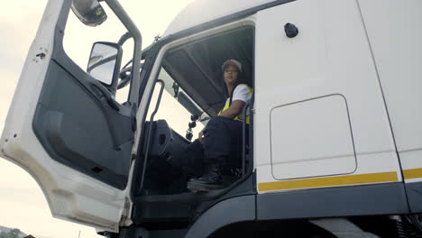 Driver-sitting-on-her-truck