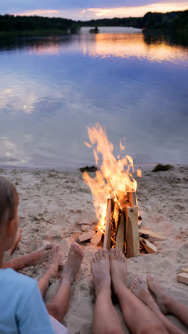 Lagerfeuer-An-Einem-See