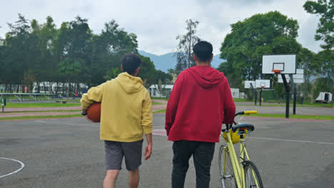 Hombres-Saliendo-De-La-Cancha-De-Baloncesto