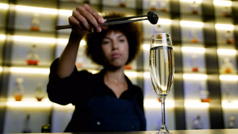 Barkeeper-Serviert-Champagner