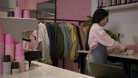 Woman-working-at-the-cafe