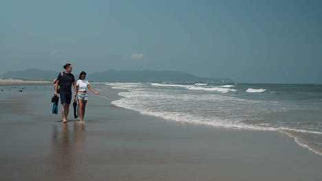 Couple-walking-on-the-beach