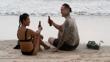 Couple-drinking-beer-at-the-beach