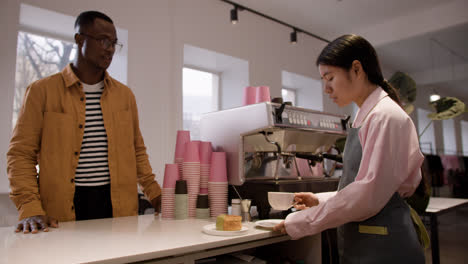 Woman-working-at-the-cafe