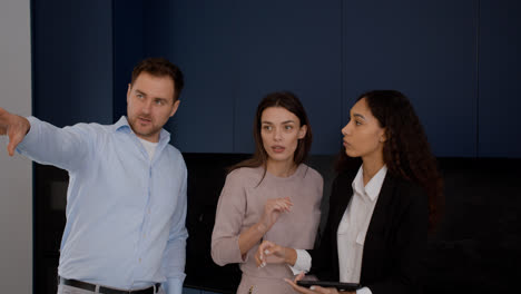 Female-agent-talking-with-clients-in-the-kitchen