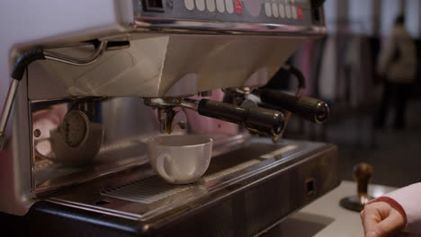 Barista-Femenina-Colocando-Una-Taza-En-El-Mostrador