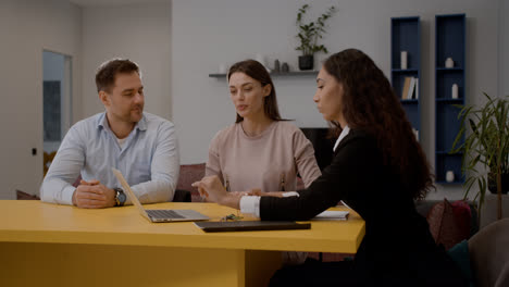 Glückliches-Paar-Im-Büro-Des-Maklers