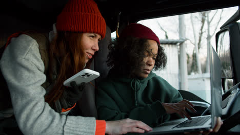 Two-women-talking-inside-the-truck