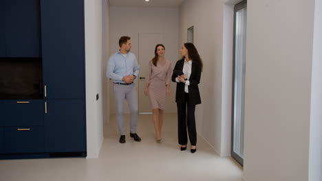 Female-agent-talking-with-clients-in-the-kitchen