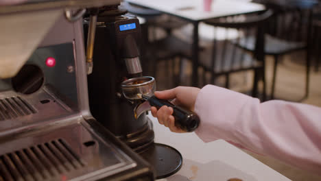 Barista-Bereitet-Kaffee-Zu