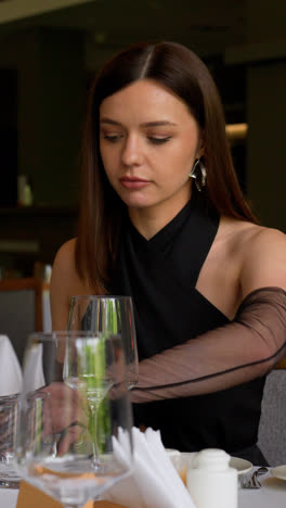 Elegante-Person,-Die-In-Einem-Restaurant-Sitzt