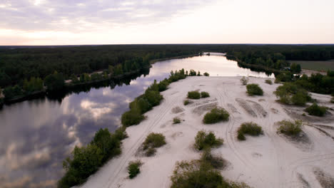 Luftaufnahme-Der-Dünen-In-Der-Nähe-Des-Flusses