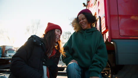 Zwei-Frauen-Die-Vor-Dem-Lkw-Reden