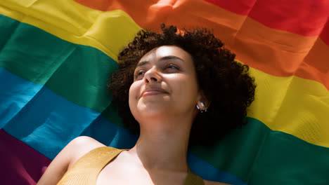Frau-Liegt-über-Der-Pride-Flagge