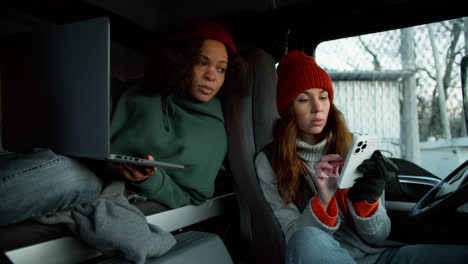 Women-using-devices-in-the-truck